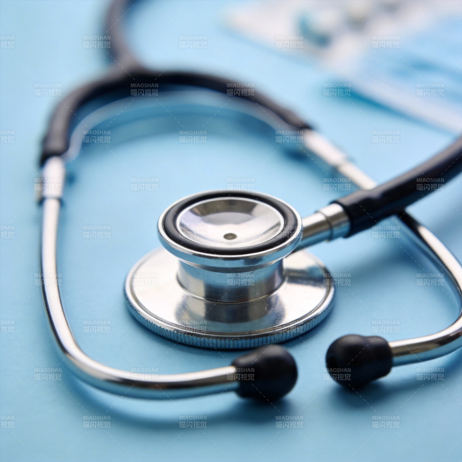 听诊器静置蓝布上图片