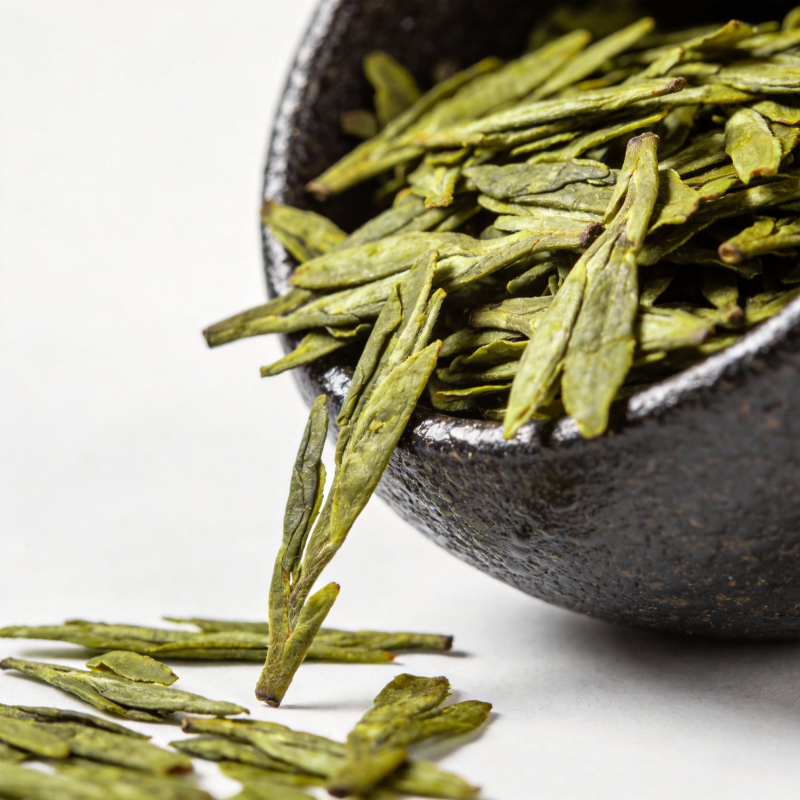 绿茶散落瓷碗旁图片