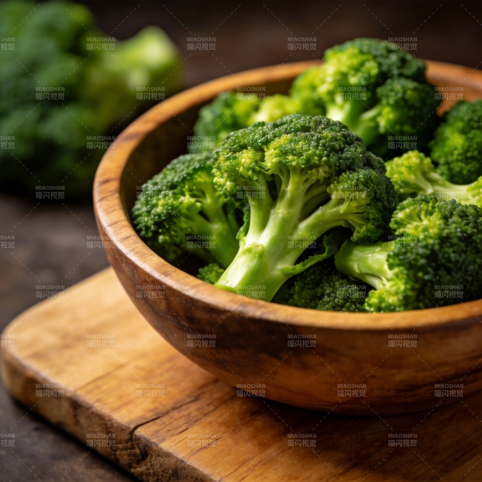 新鲜西兰花盛碗中图片