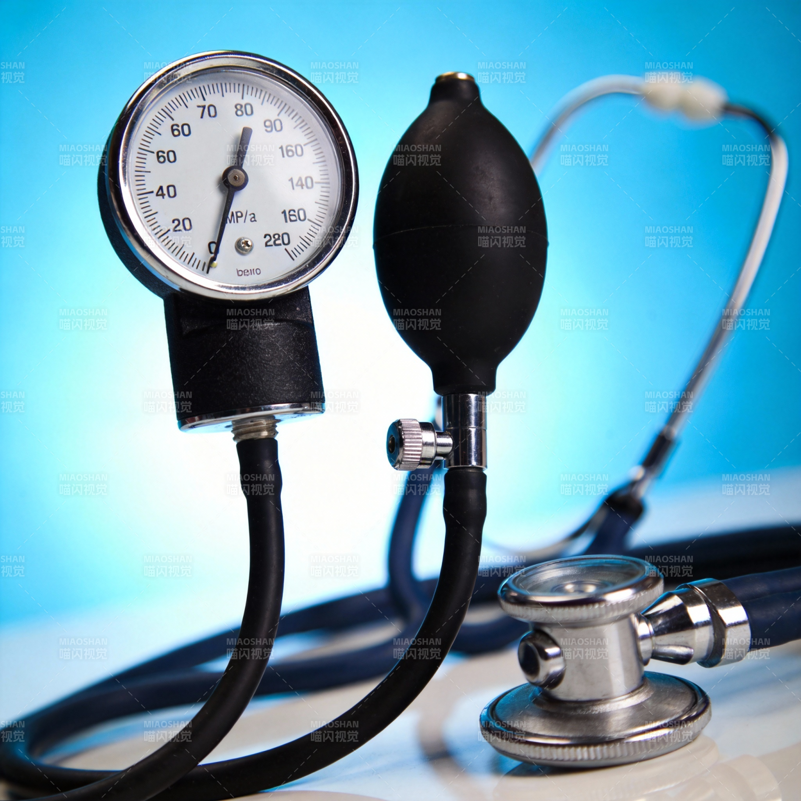 血压计与听诊器图片