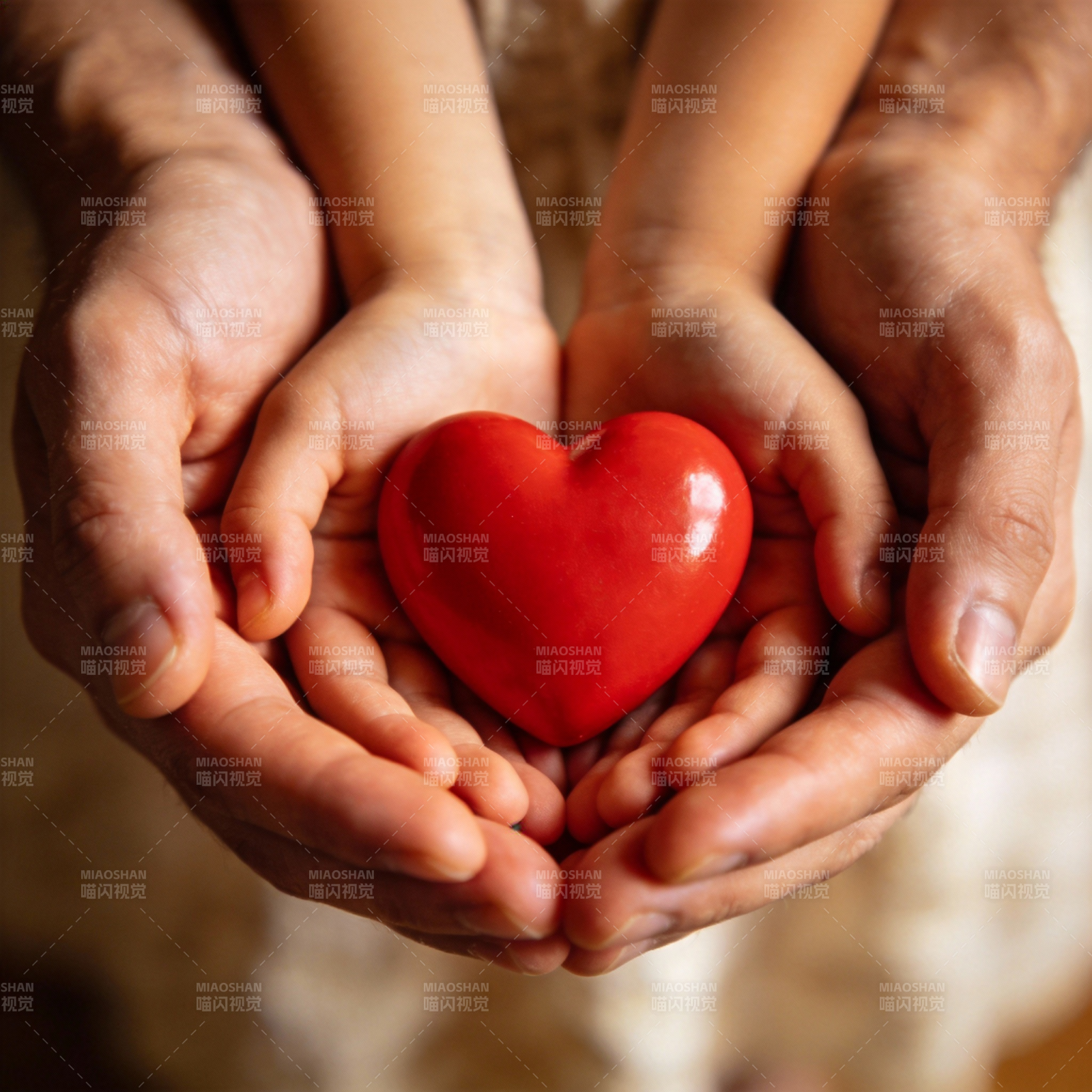 双手捧心 爱的传递图片