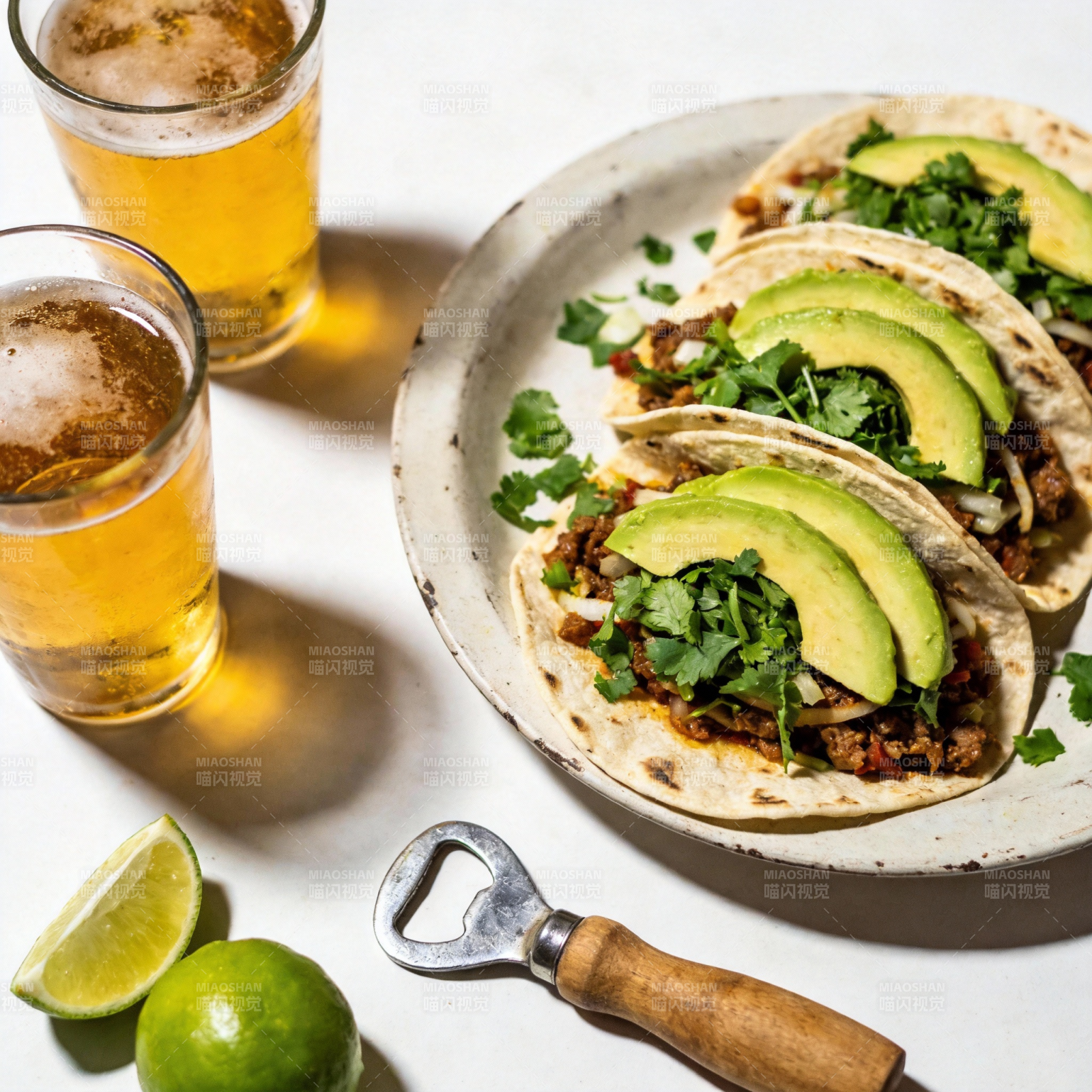 墨西哥风味塔可配啤酒图片