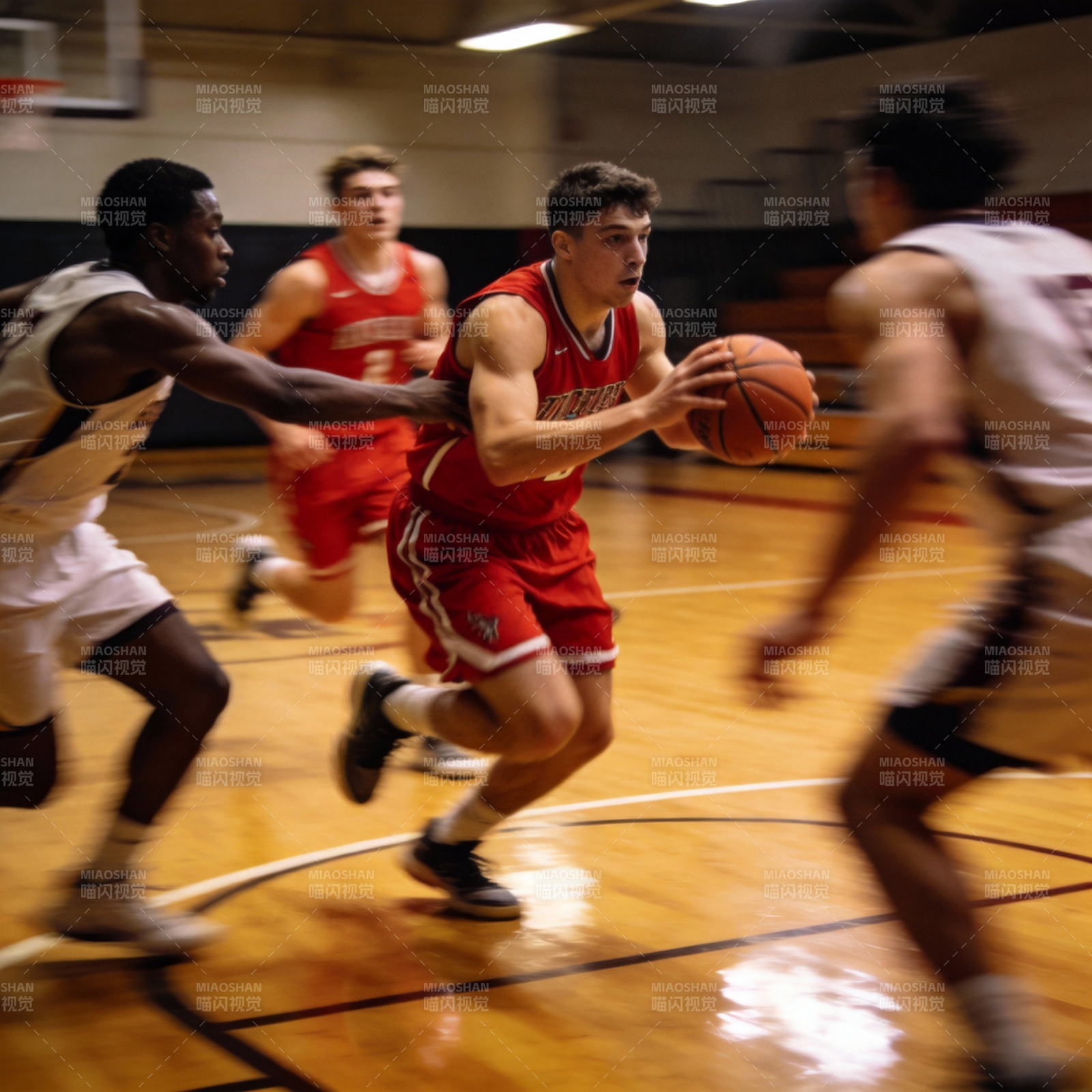 篮球赛激烈对抗图片