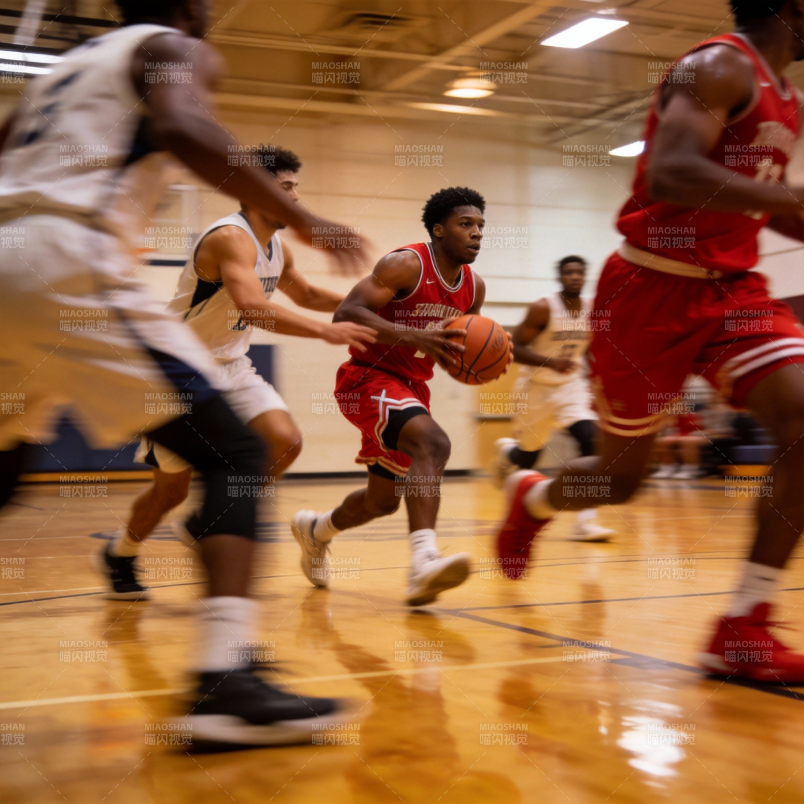 篮球赛激烈对抗图片