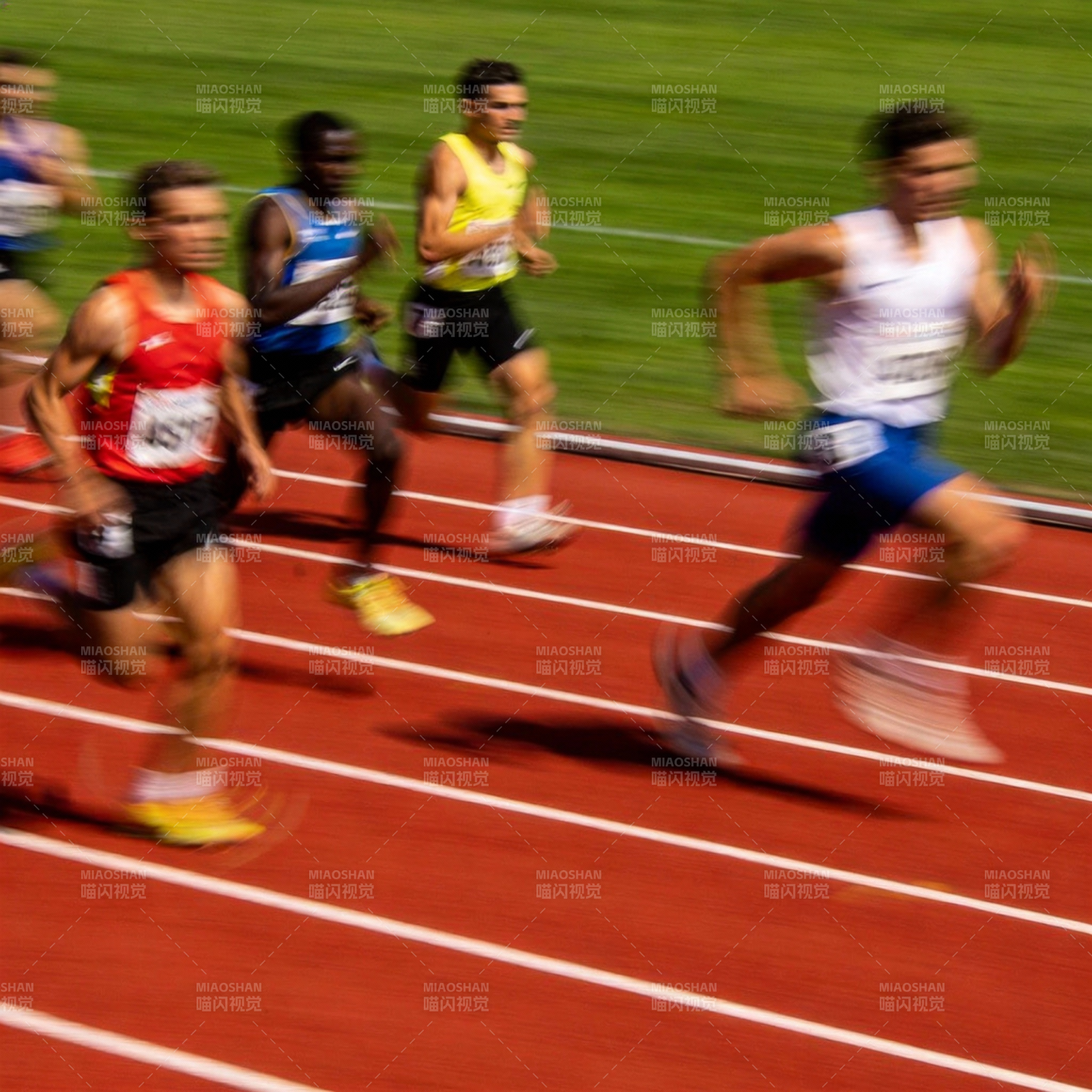 百米冲刺瞬间图片