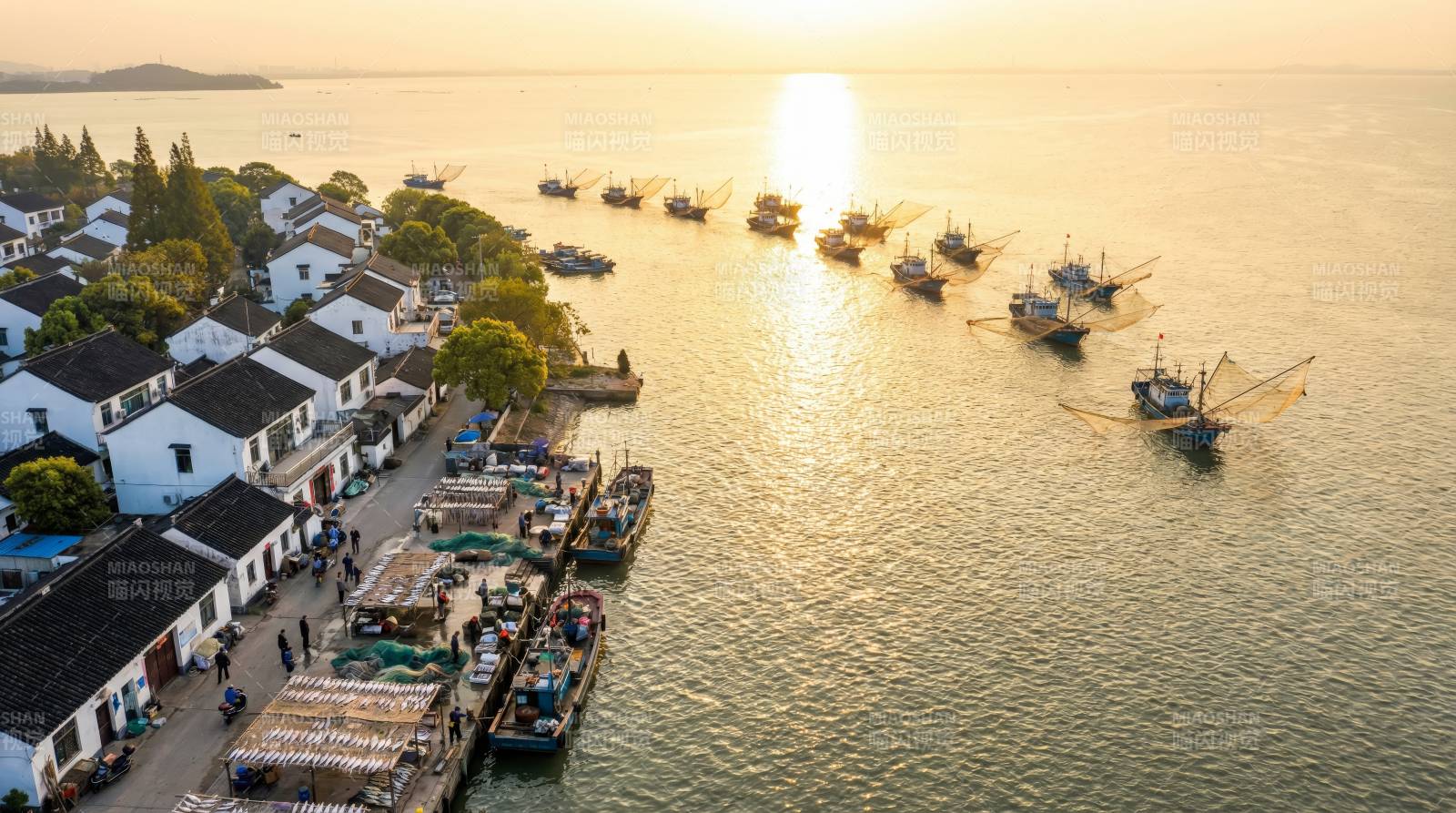 湖畔渔村晨曦图片