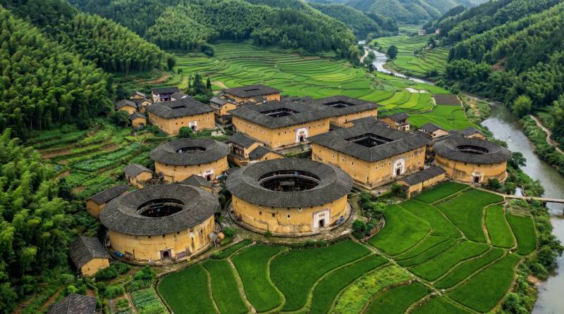土楼群落 山水环绕图片