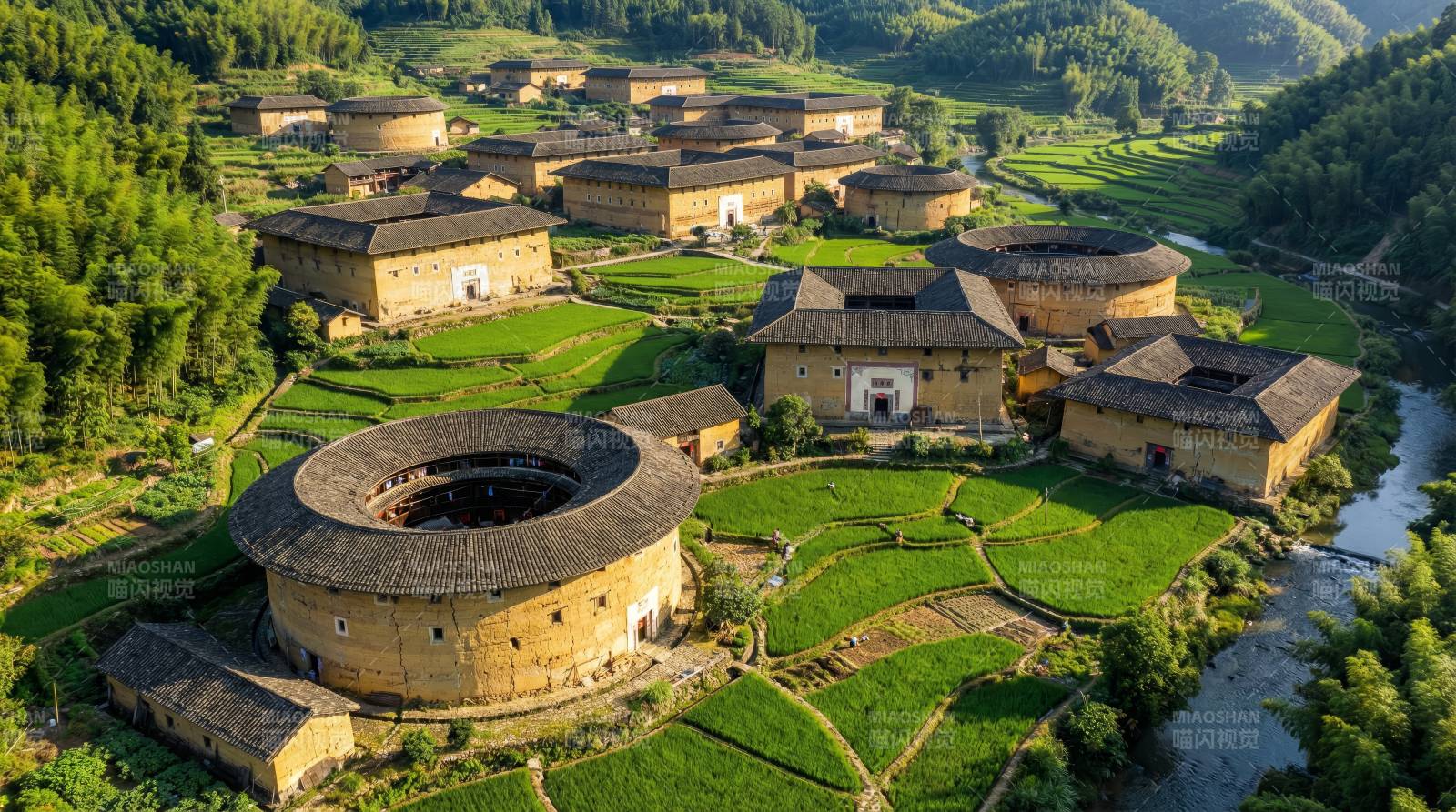 土楼群风光图片