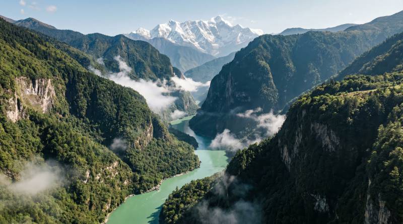 雪山峡谷碧水图图片