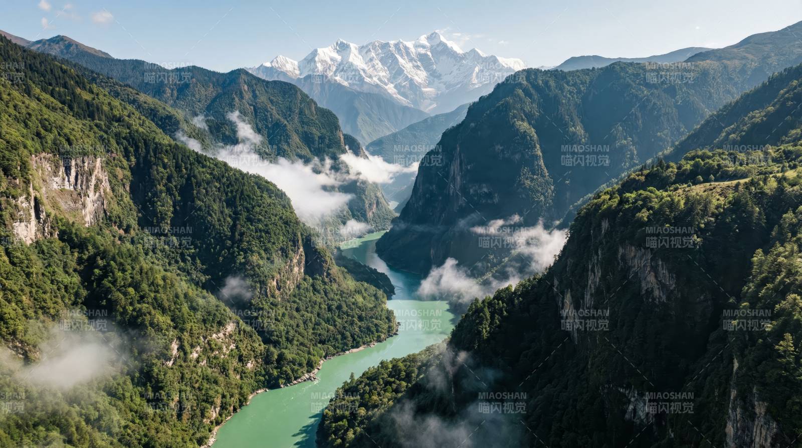 青山绿水映雪山图片