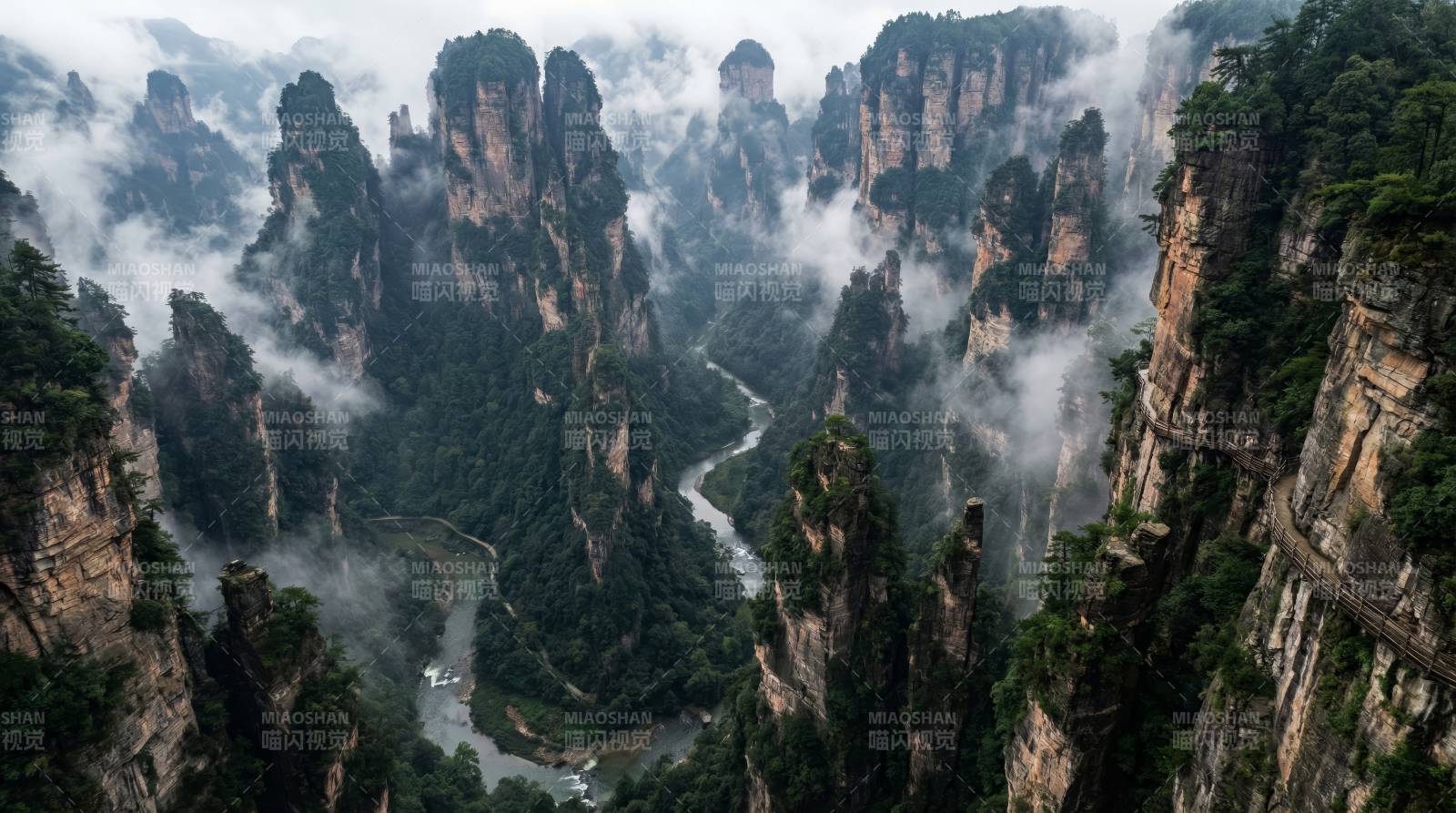 云雾缭绕的山峰图片