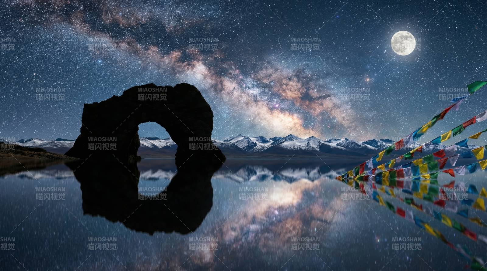 星河映湖 月照经幡图片