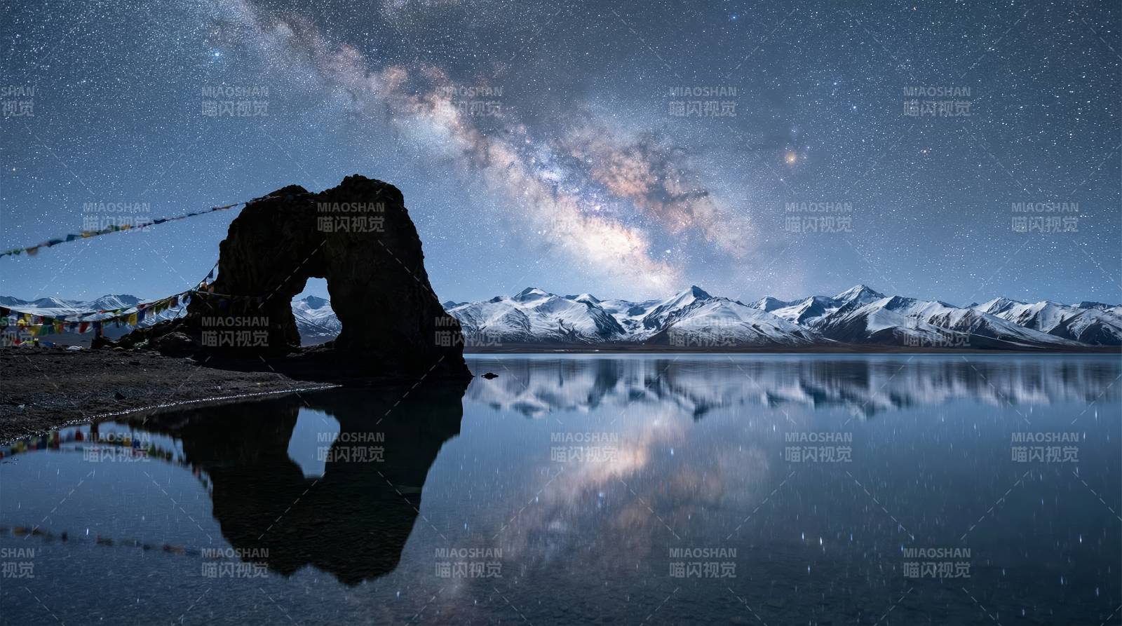 星河映湖岩图片