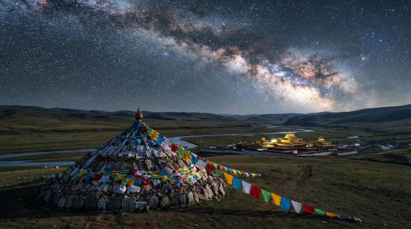 星空下的经幡塔图片