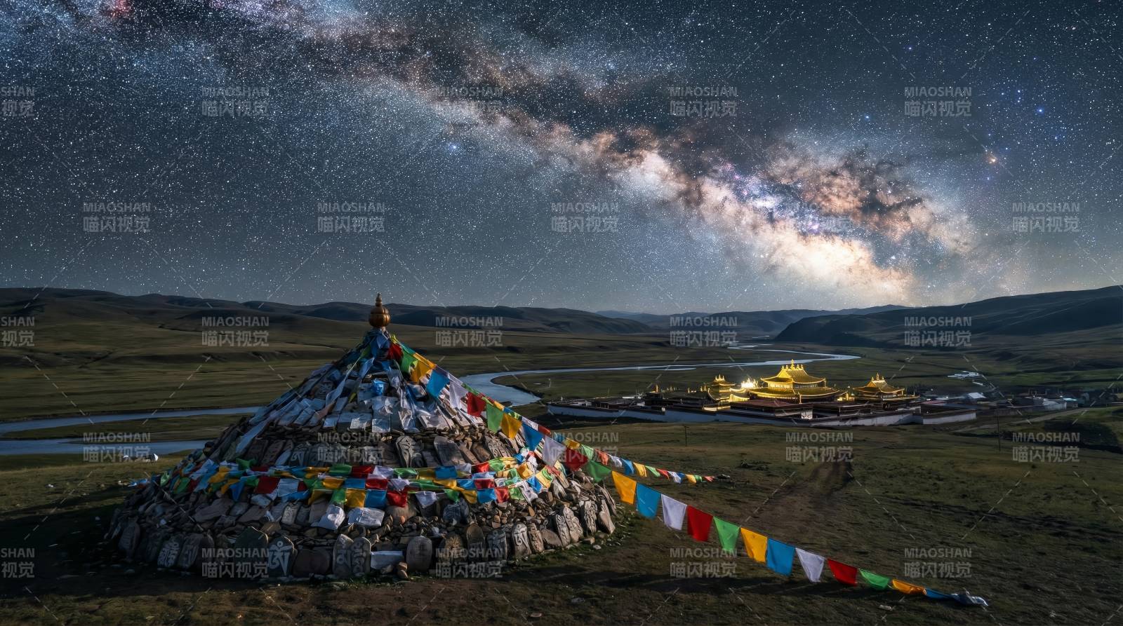 星空下的经幡塔图片