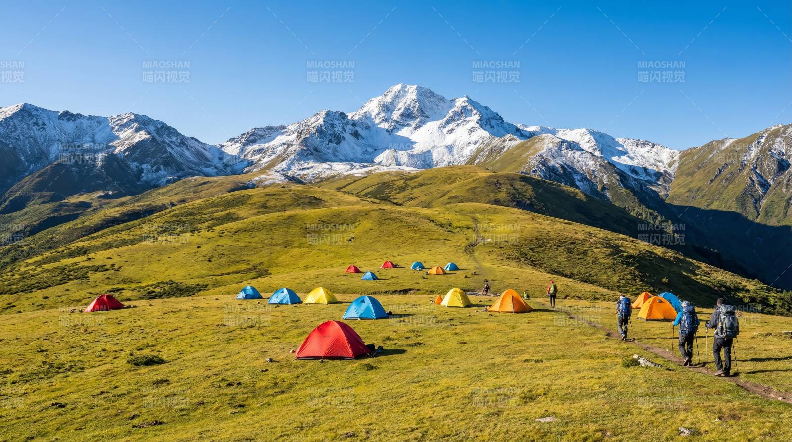 雪山下的彩色帐篷图片