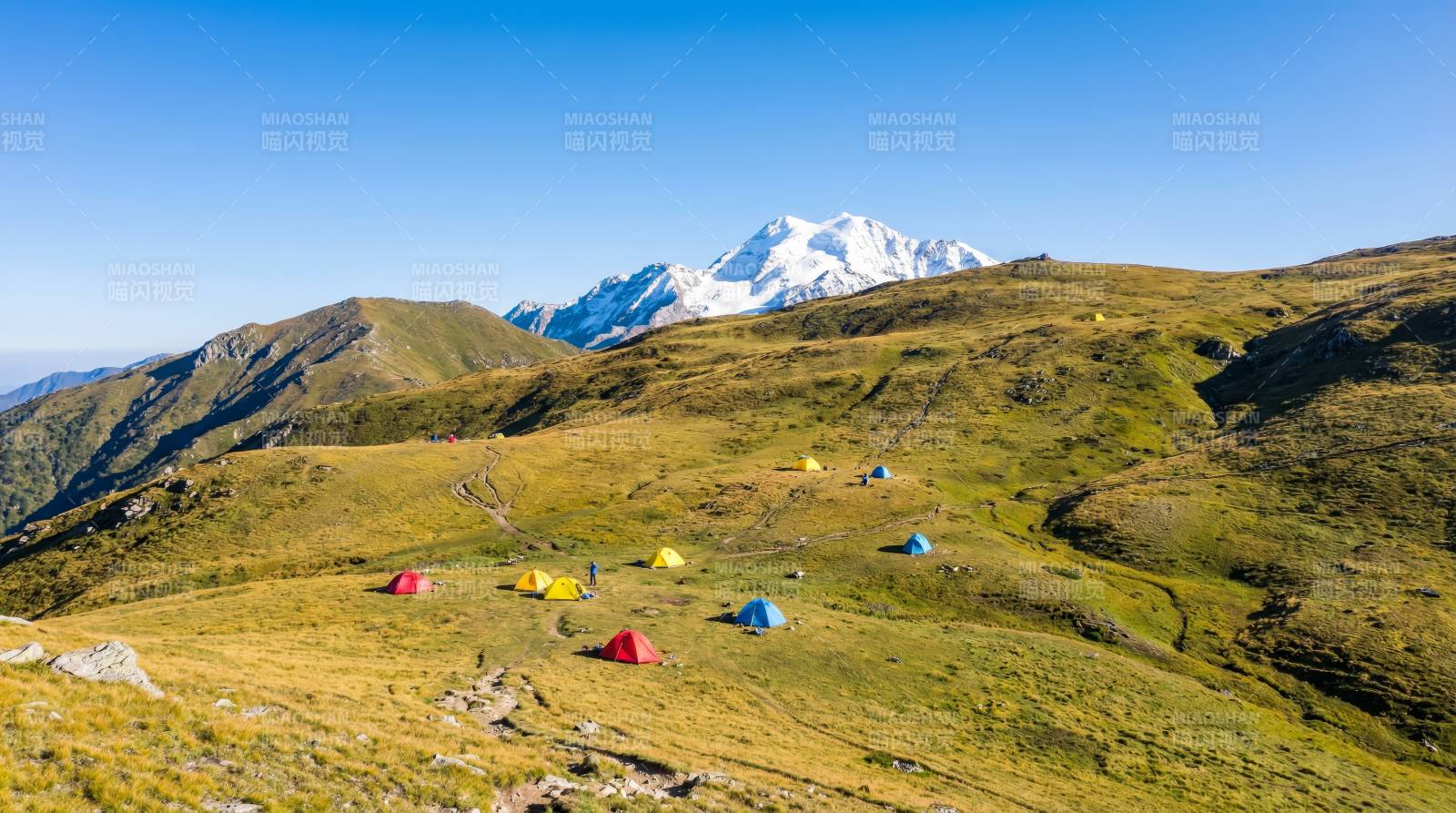 雪山下的彩色帐篷图片