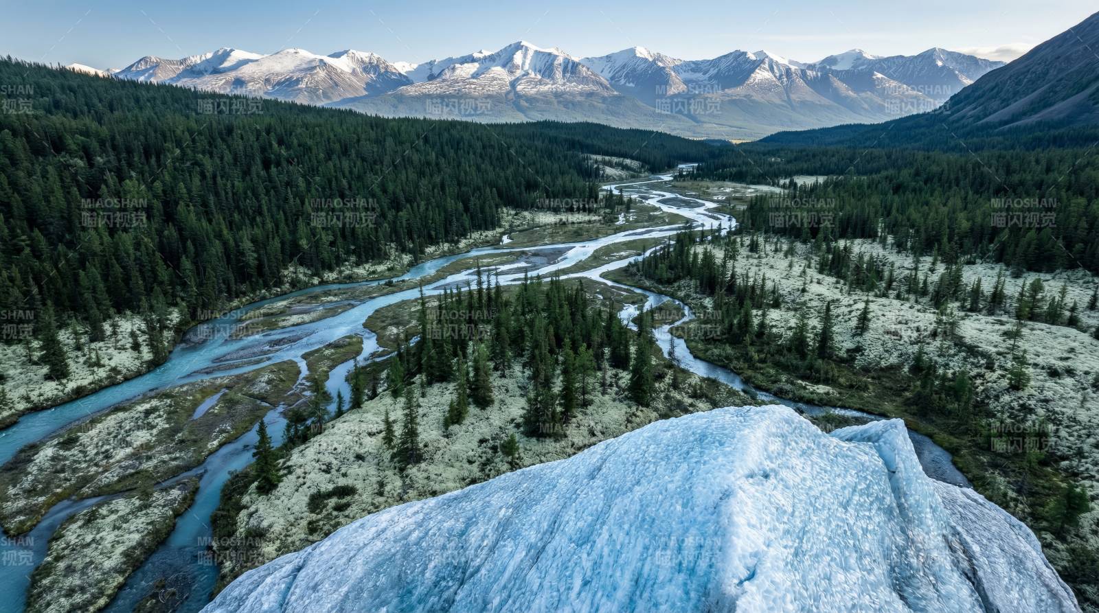 雪山溪流风光图片