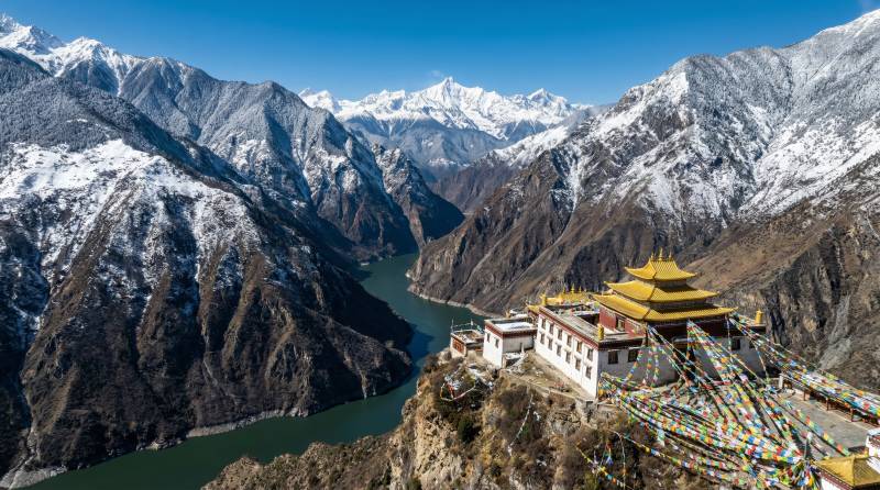 雪山峡谷中的寺庙图片