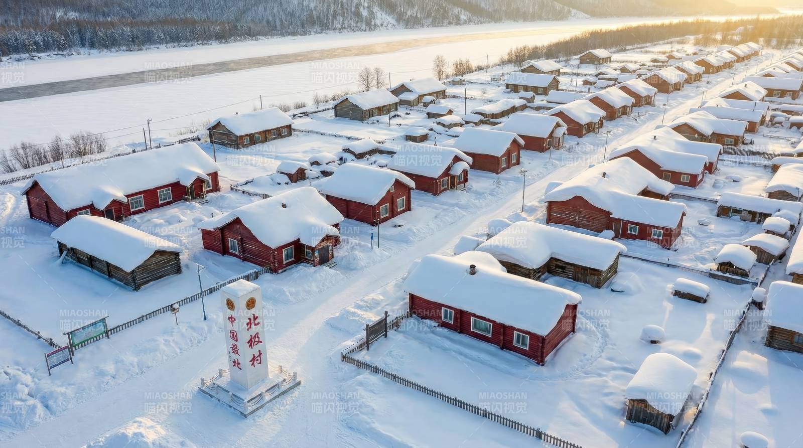 雪覆红屋村落图片
