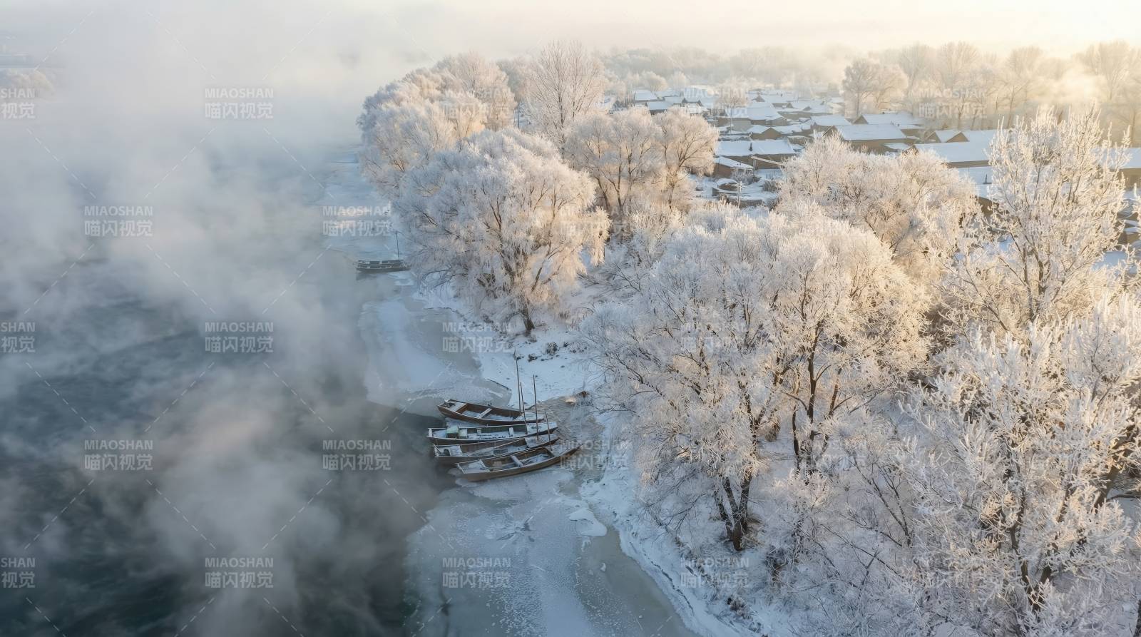 雪覆林间晨雾绕图片