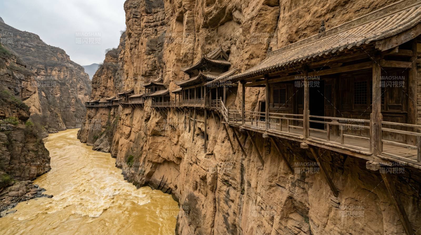 悬崖栈道悬河畔图片