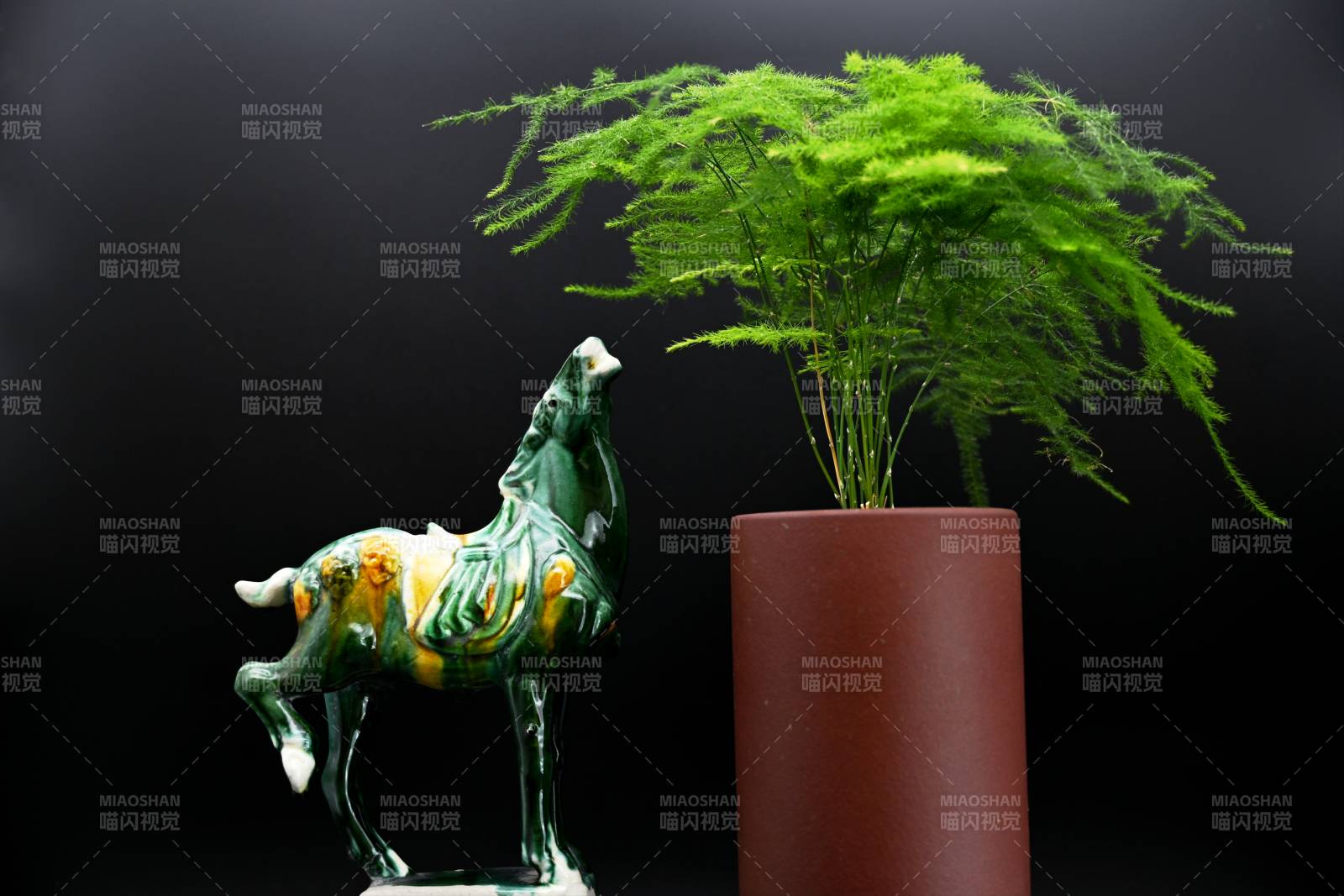 唐三彩陶马伴翠竹图片