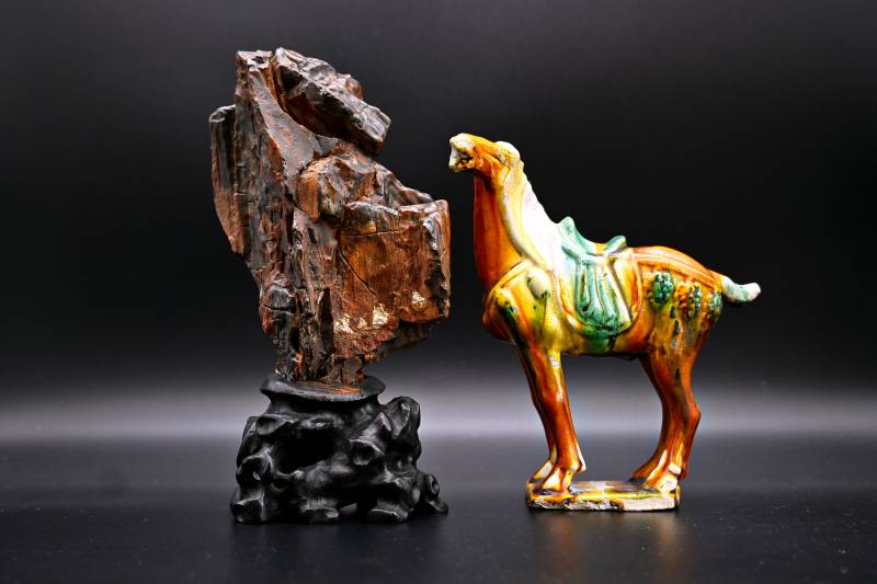 唐三彩陶马与奇石图片