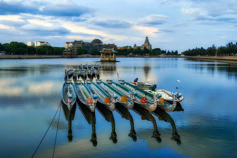 龙舟静泊湖面（集美龙舟池）图片