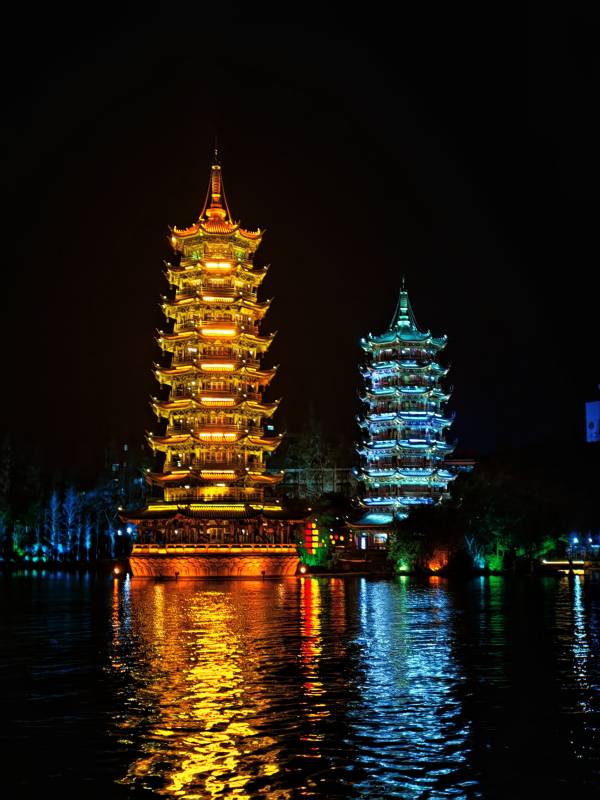 桂林夜色中的双塔倒影图片