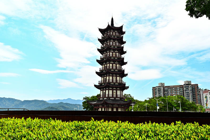 深圳盐田海滨栈道旁中英街古塔图片