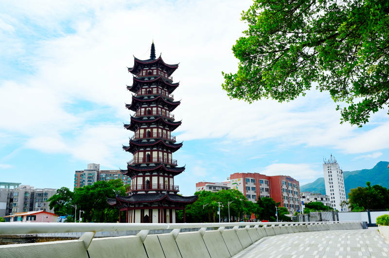 深圳盐田海滨栈道旁中英街古塔图片