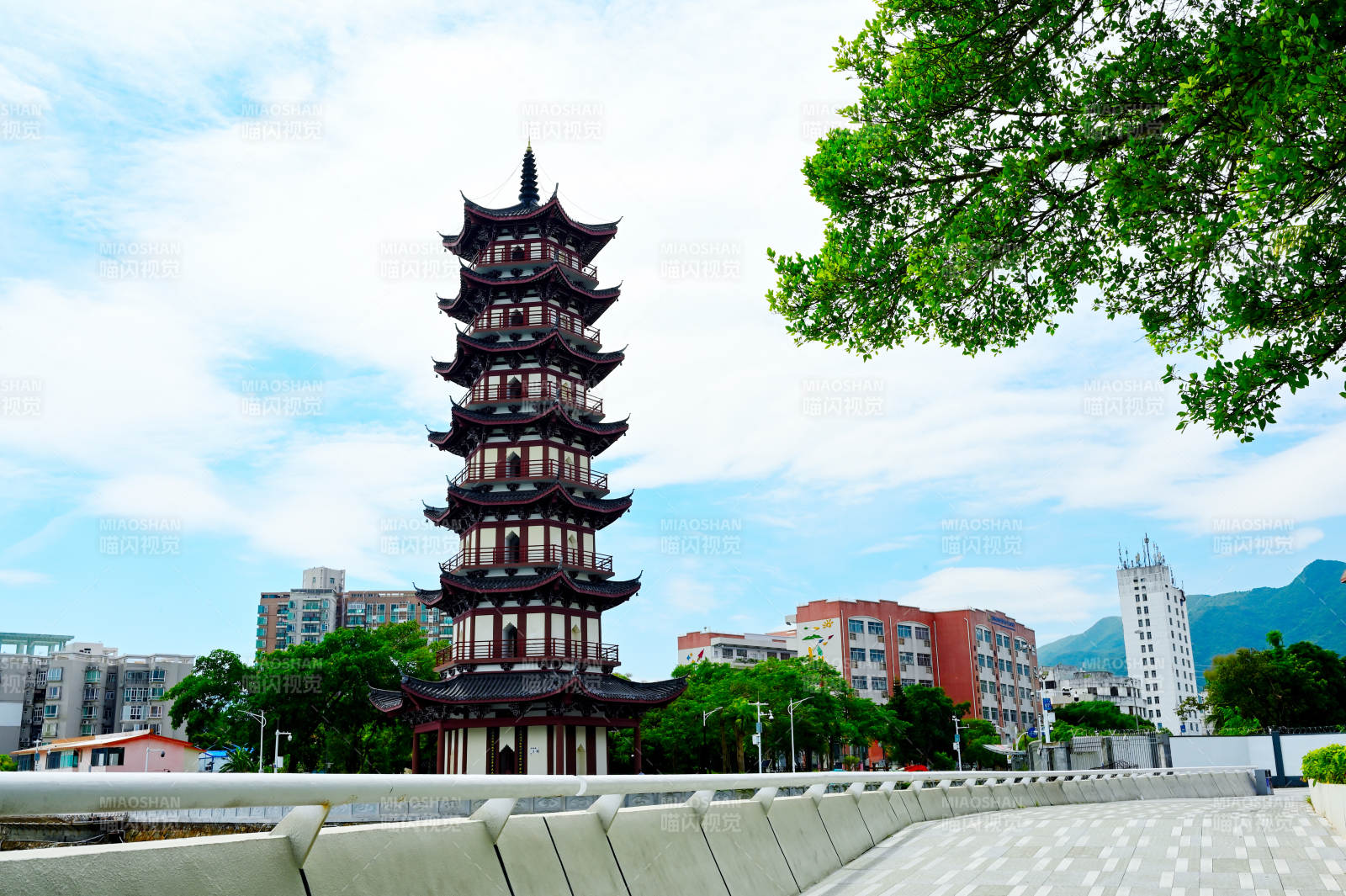 深圳盐田海滨栈道旁中英街古塔图片