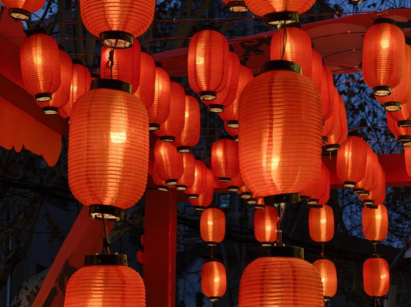 红灯笼高挂夜景图片