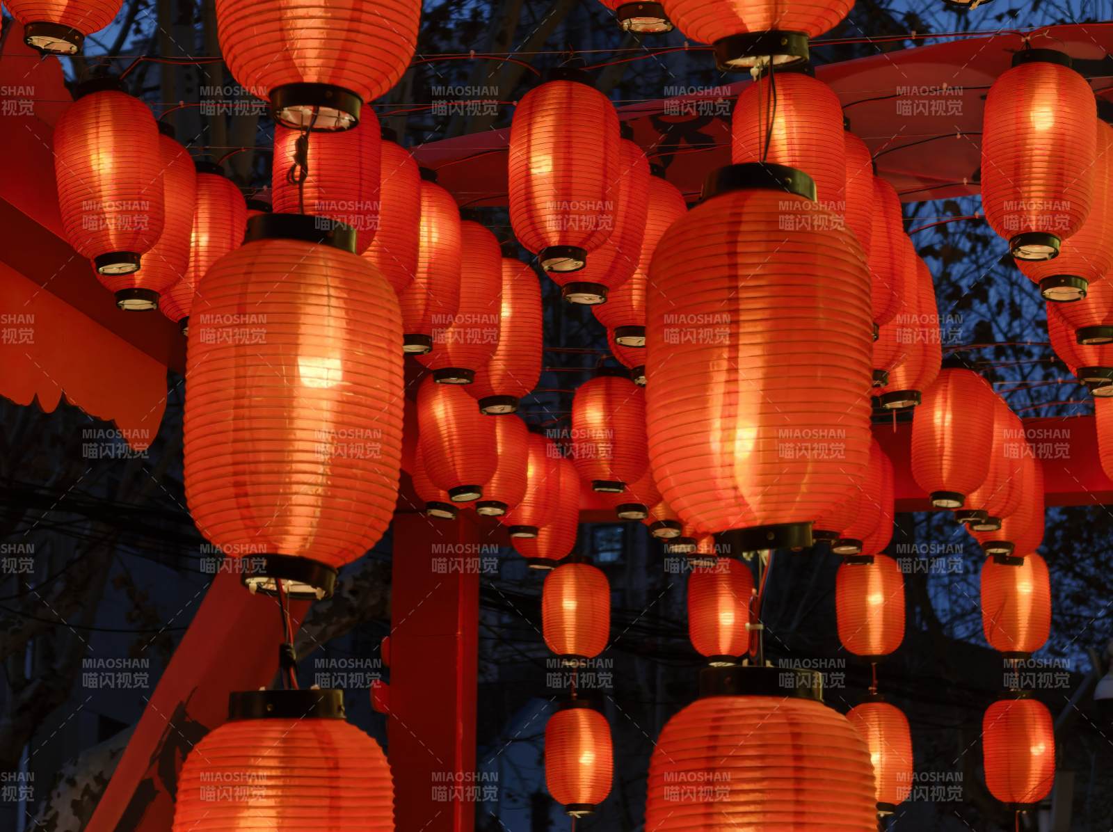 红灯笼高挂夜景图片
