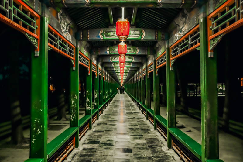 颐和园长廊红灯映古韵图片