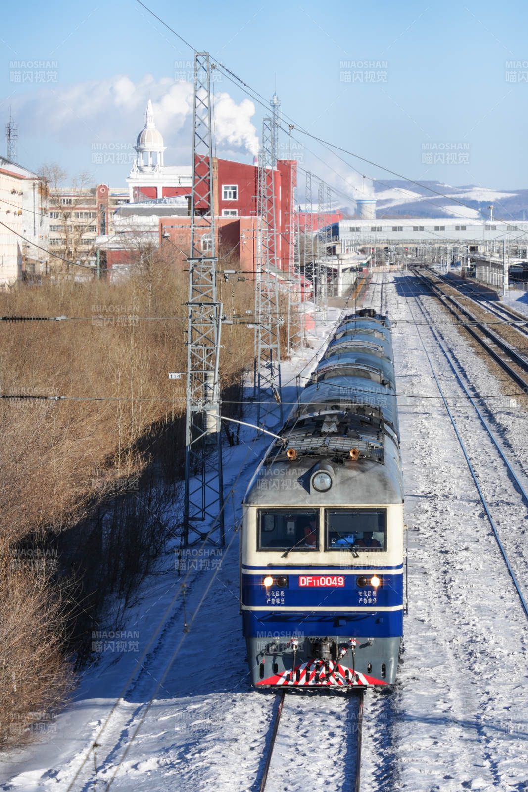 雪原火车驰骋图片