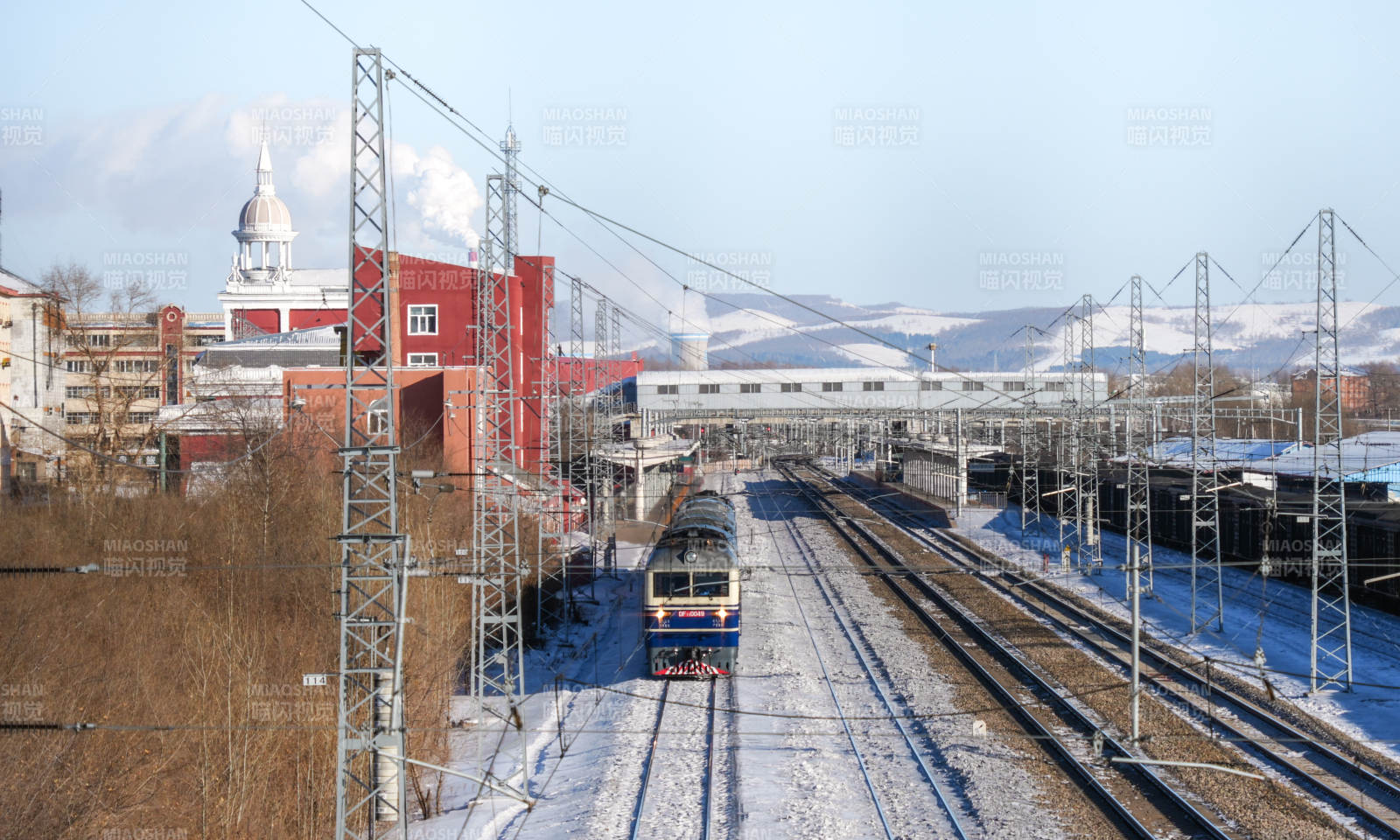 雪中列车行驶场景图片