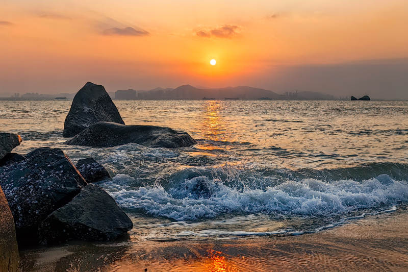 夕阳海浪石岸（厦门）图片