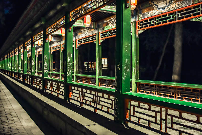 颐和园古色古香长廊夜景图片