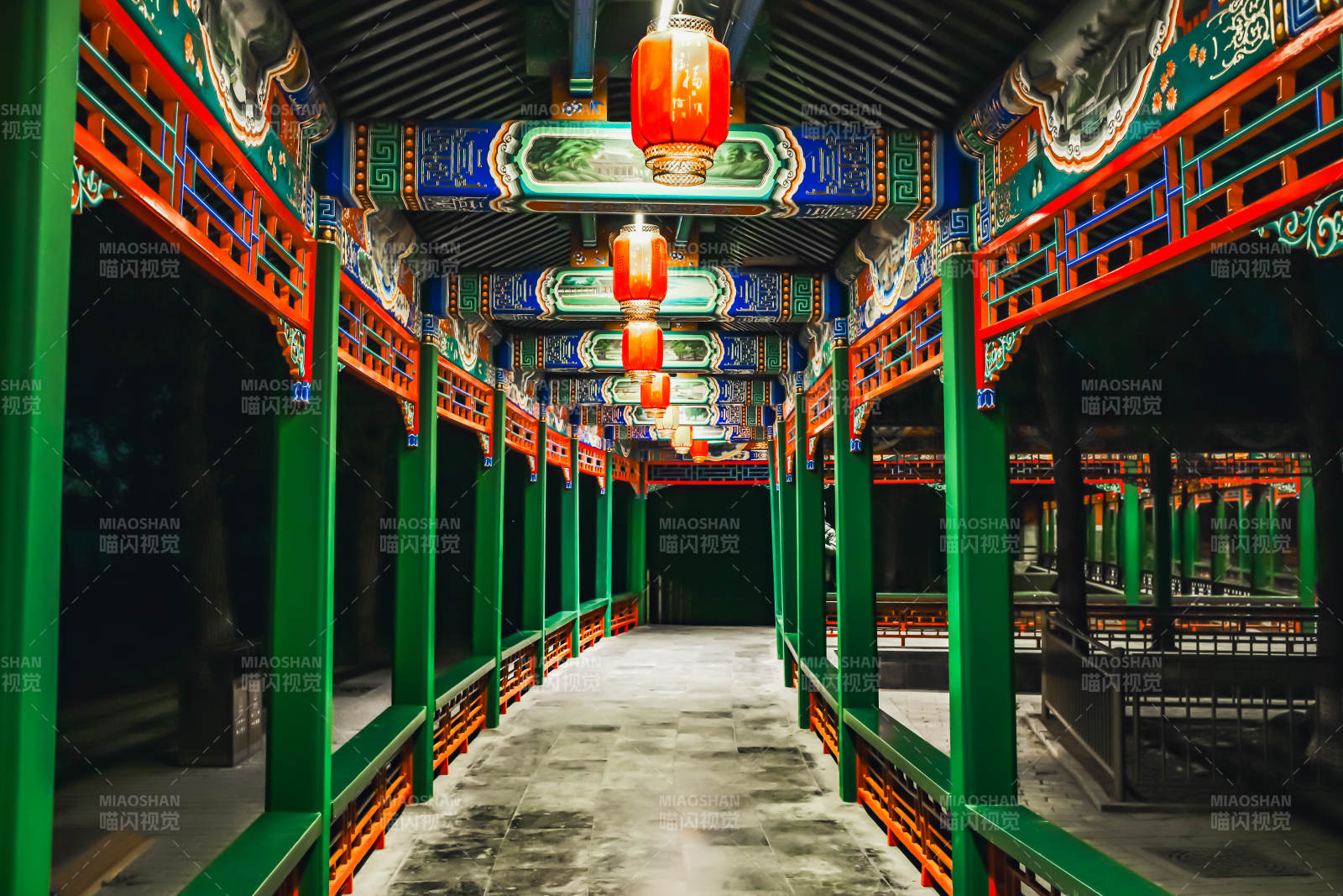 颐和园古色古香长廊夜景图片