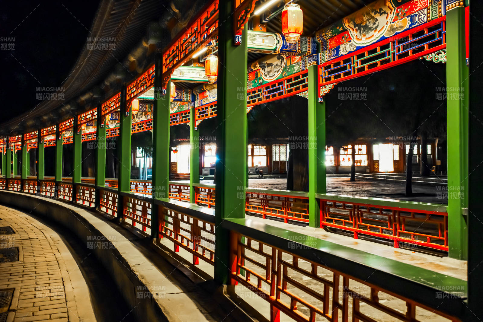 颐和园夜色中的长廊美景图片