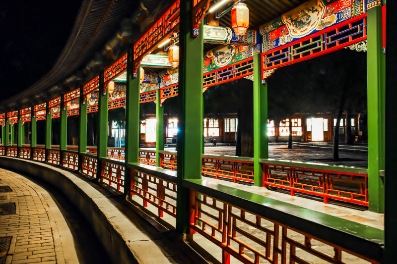 颐和园夜色中的长廊美景图片