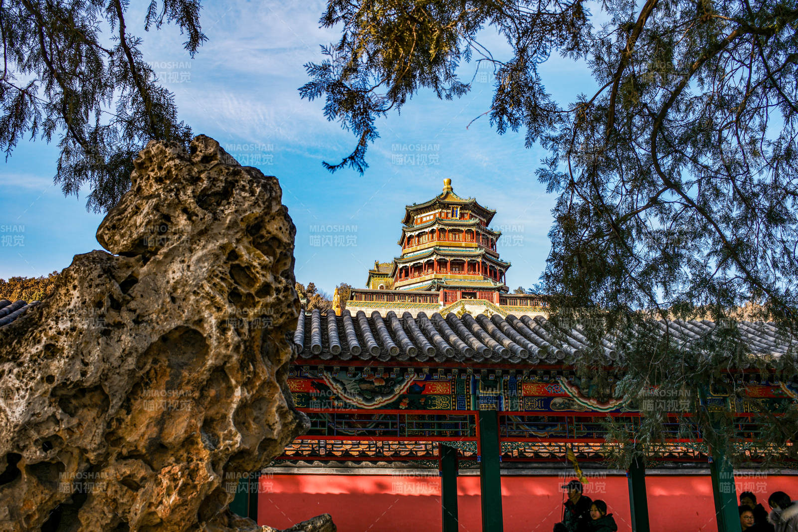 颐和园佛香阁 古塔映碧空图片