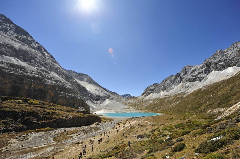 亚丁稻城高山湖畔徒步行图片