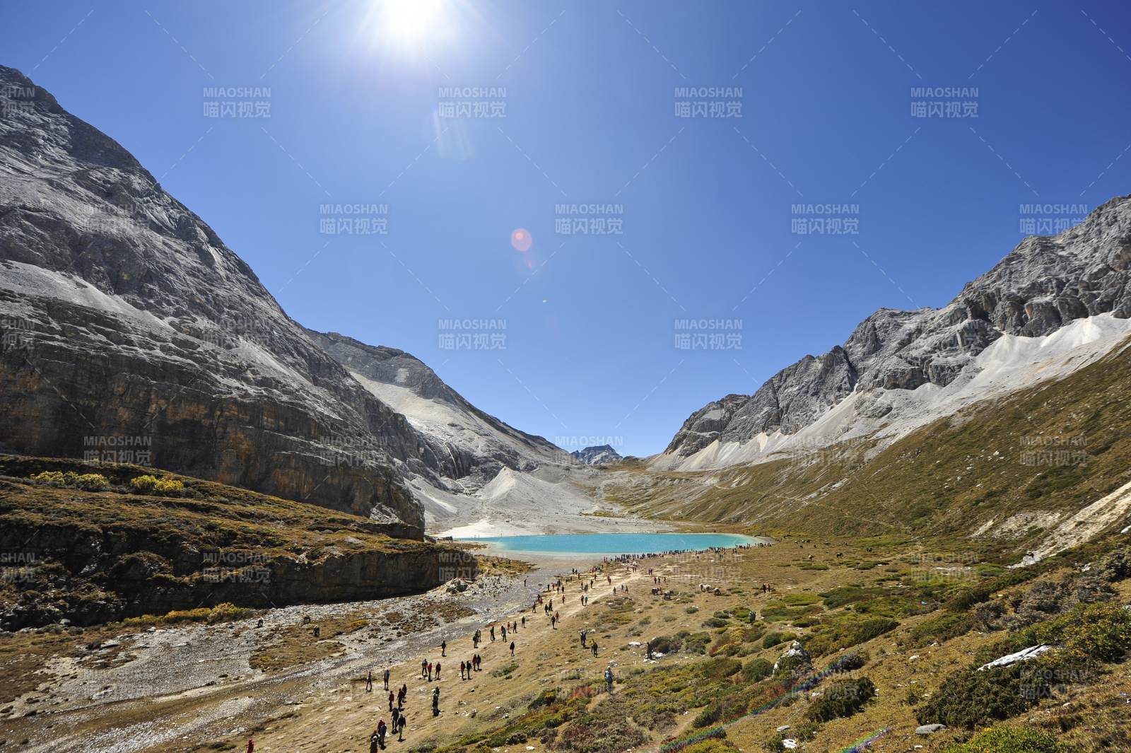 亚丁稻城高山湖畔徒步行图片