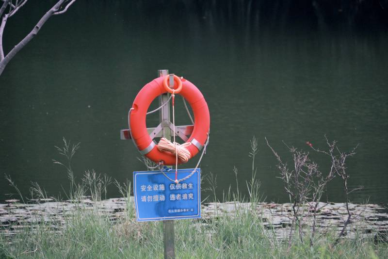 湖边救生圈警示牌图片