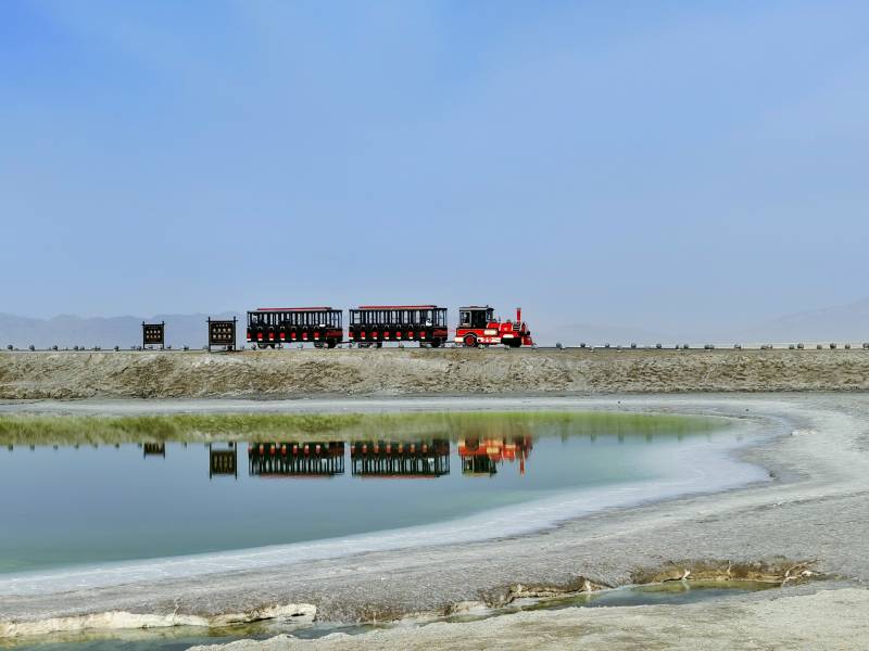 茶卡盐湖-小火车图片