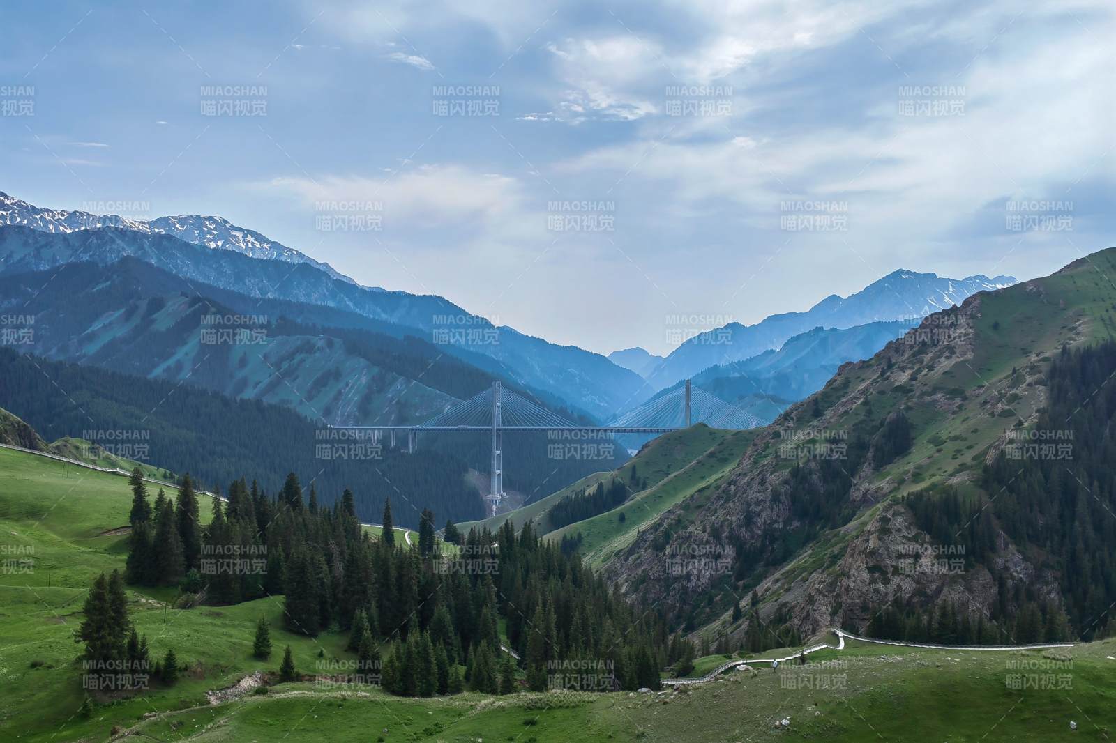 果子沟雪山绿谷风光图片
