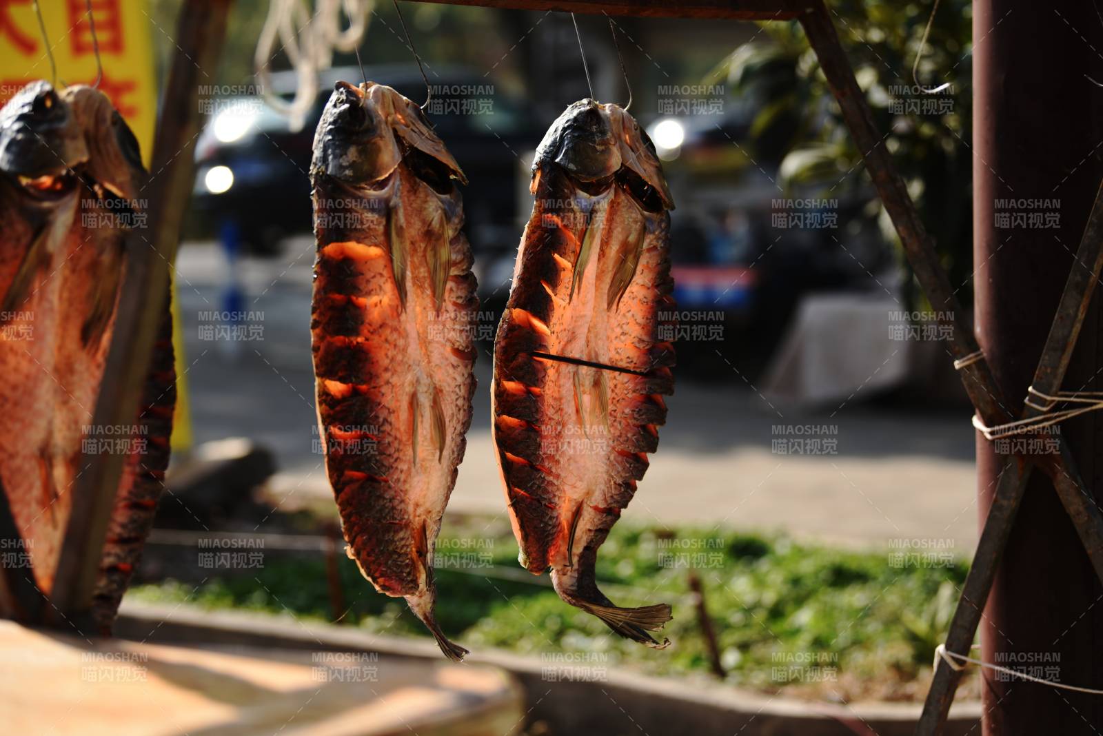 风干鱼悬挂于户外图片